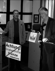 Der ehemalige Stipendiat und Lyriker Ralph Grüneberger (links) las 2011 im Künstlerhof zusammen mit seinem Kollegen Wolfgang Rischer deutsch-deutsche Gedichte zur Erinnerung an den Mauerbau in Berlin vor 50 Jahren